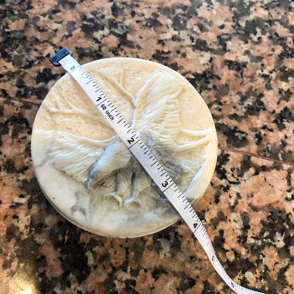 Small round trinket round box eagle carved lid - Picture 8 of 8